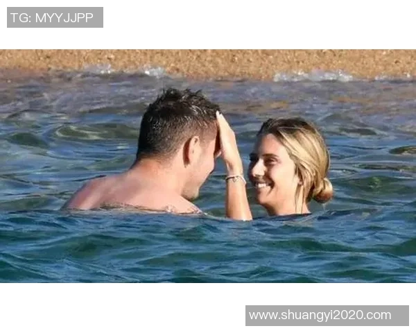 足球明星与19岁女友甜蜜互动引发热议两人爱情故事曝光引人关注