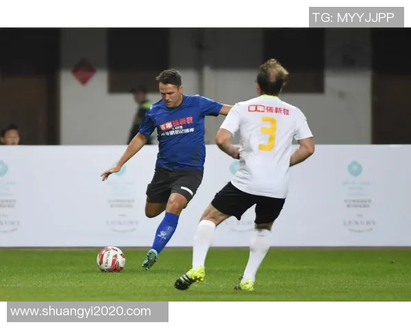 夹包的足球明星如何在赛场上展现独特风采与个人魅力